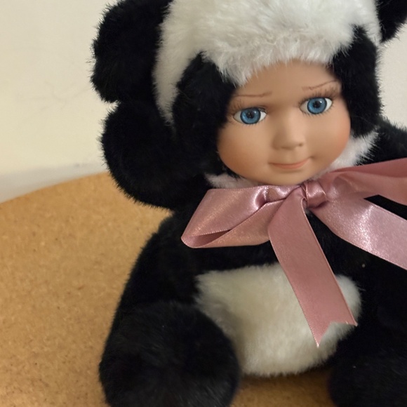 Vintage GEPPEDDO Cuddle Kids porcelain faced "PAGE PANDA" stuffed Doll - Picture 5 of 15